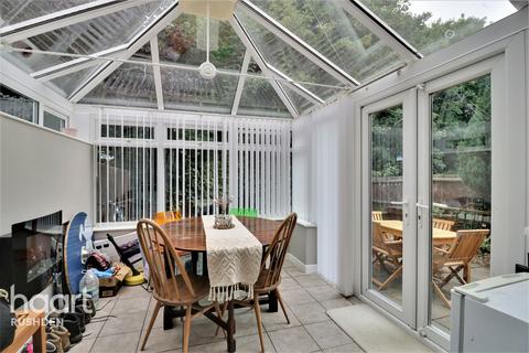 16 Fernmoor Drive, Irthlingborough, Wellingborough, NN9 5TL