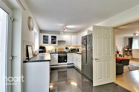 16 Fernmoor Drive, Irthlingborough, Wellingborough, NN9 5TL