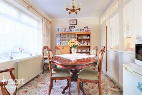 21 Honeypot Lane, Fryerns, Basildon, SS14 2JX