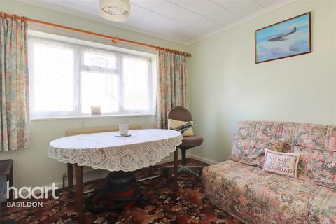 21 Honeypot Lane, Fryerns, Basildon, SS14 2JX