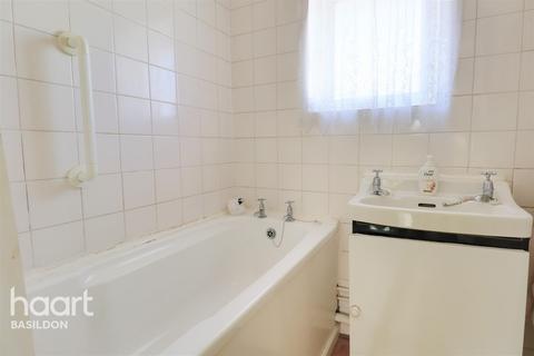 21 Honeypot Lane, Fryerns, Basildon, SS14 2JX