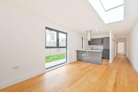 2 bedroom bungalow for sale, Ironbridge Mews, Stratford, London, E15