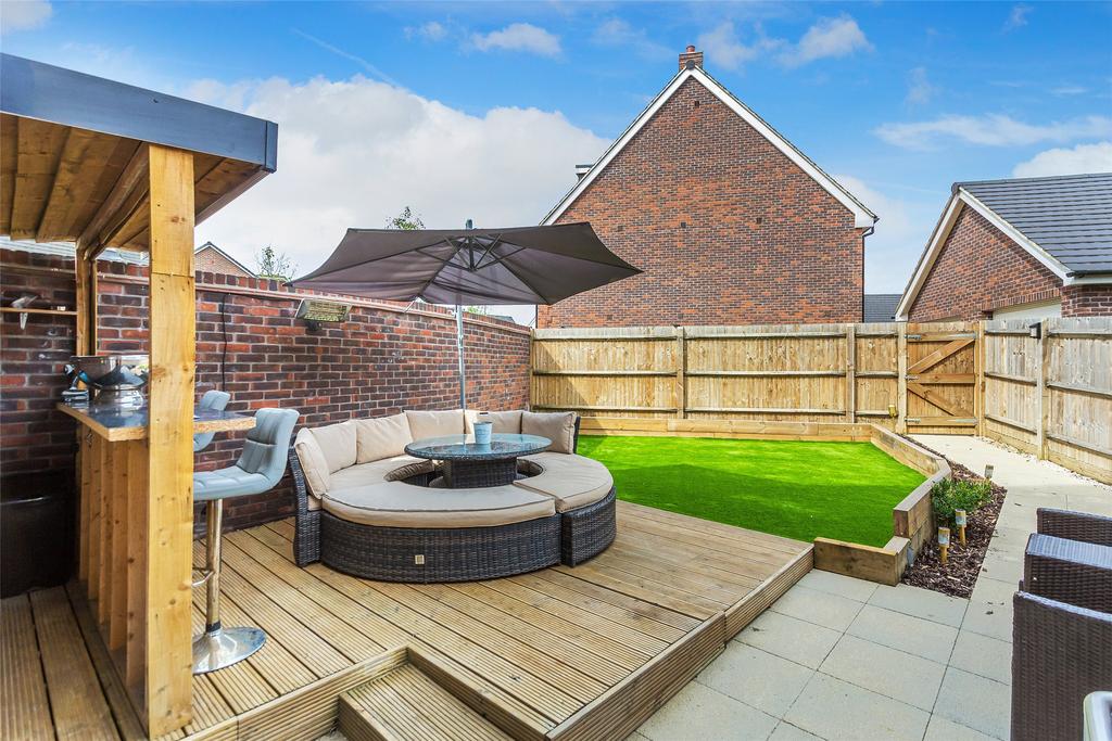 Foxglove Drive, Wood, Crawley, RH10 3 bed semidetached house for