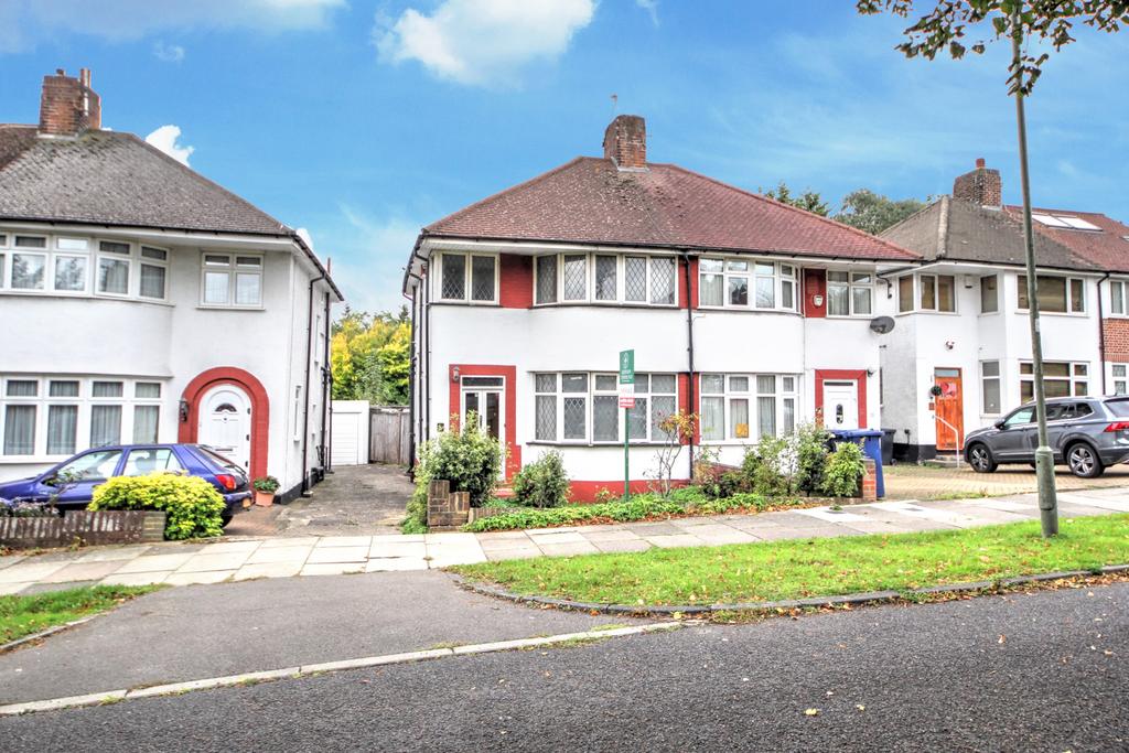 Ashfield Road, Southgate, N14 3 bed semidetached house £600,000