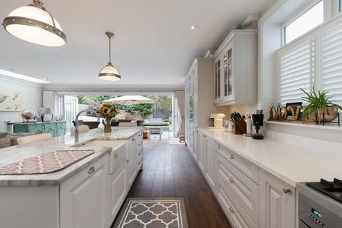 68 Woodside, London, SW19 7AF