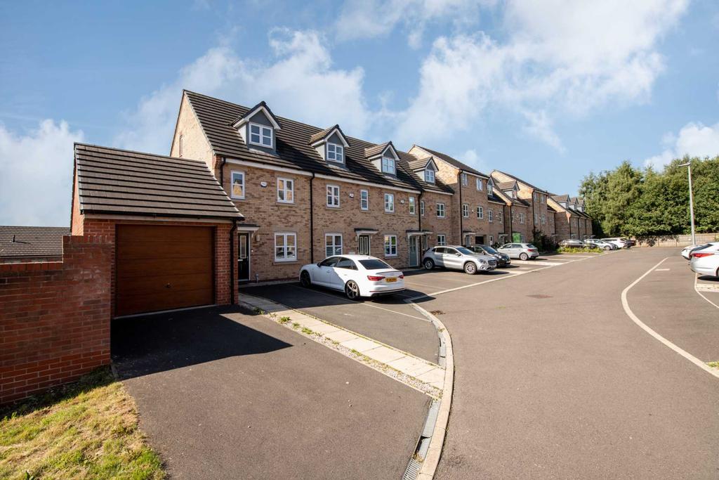 Travers Street, Salford 3 bed townhouse £1,275 pcm (£294 pw)
