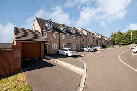 3 bedroom townhouse to rent, Travers Street, Salford