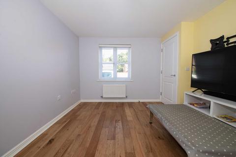 3 bedroom townhouse to rent, Travers Street, Salford