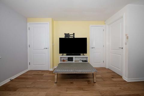3 bedroom townhouse to rent, Travers Street, Salford