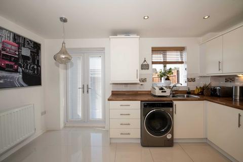 3 bedroom townhouse to rent, Travers Street, Salford