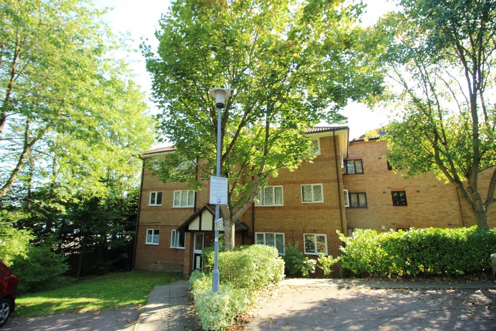 Woodland Grove, Epping, CM16 1 bed flat £252,500