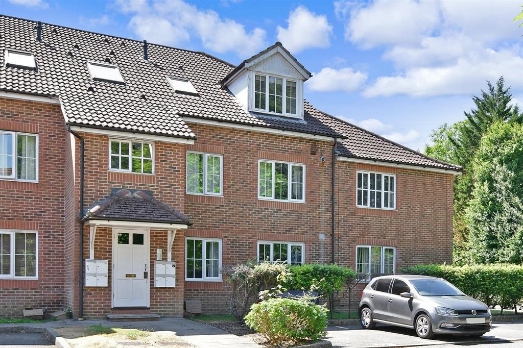 Aspen Vale, Whyteleafe, Surrey 2 bed apartment for sale £280,000