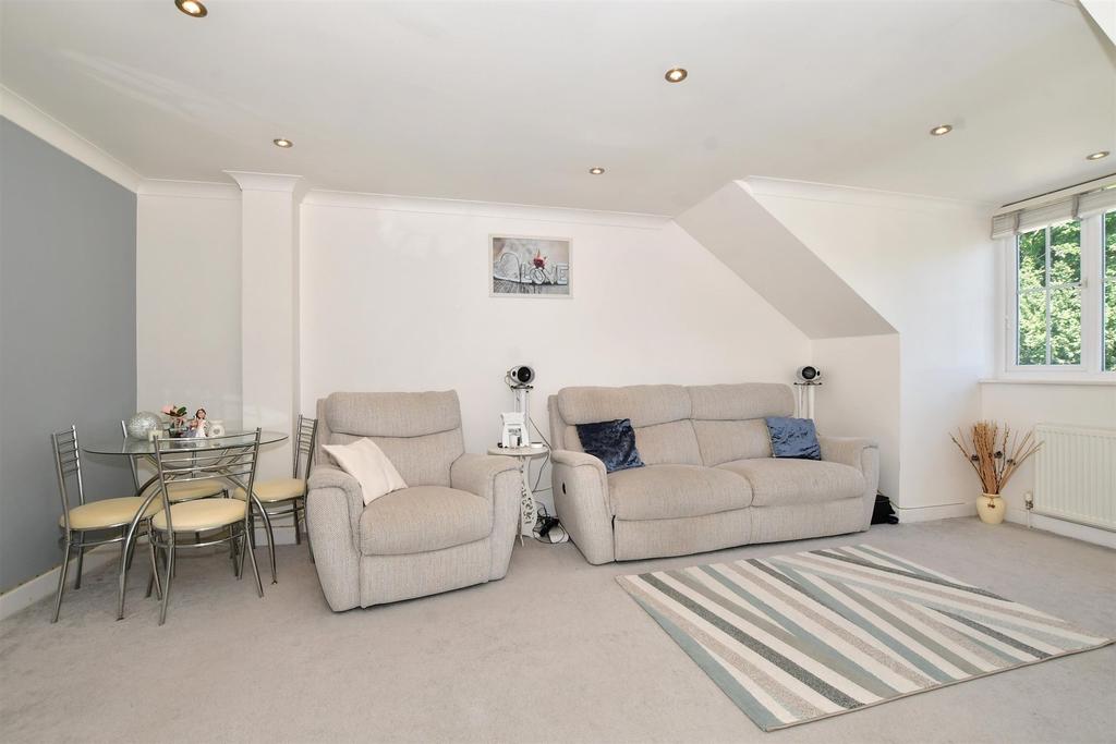 Aspen Vale, Whyteleafe, Surrey 2 bed apartment for sale £280,000