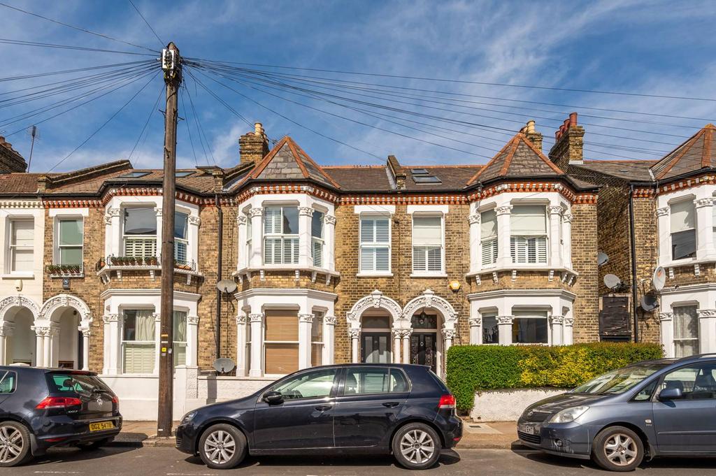 Hearnville Road, Balham, London, SW12 2 bed flat for sale £675,000