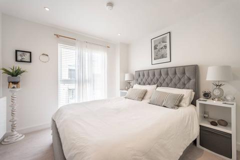 Flat 32, 8 Fairbourne Road, London, SW4 8DZ