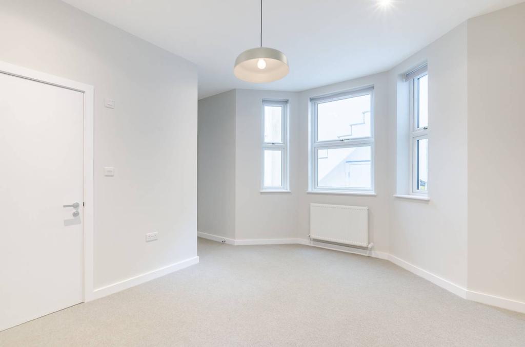 Cavendish Road, Clapham South... 2 bed flat £2,600 pcm (£600 pw)
