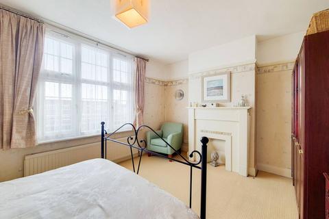 3 bedroom flat for sale - Longbridge Road, Barking, IG11