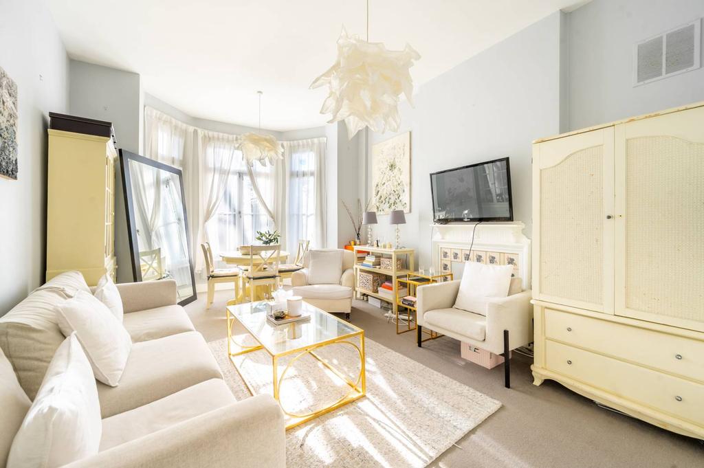 Clapham Common North Side, Clapham... 2 bed flat - £700,000