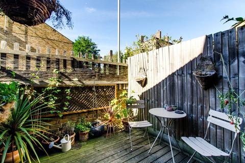 3 Beverley Close, London, SW11 2DF
