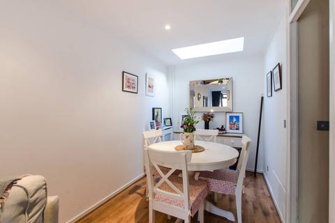 3 Beverley Close, London, SW11 2DF