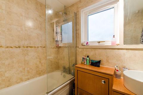 3 Beverley Close, London, SW11 2DF