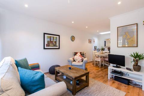 3 Beverley Close, London, SW11 2DF