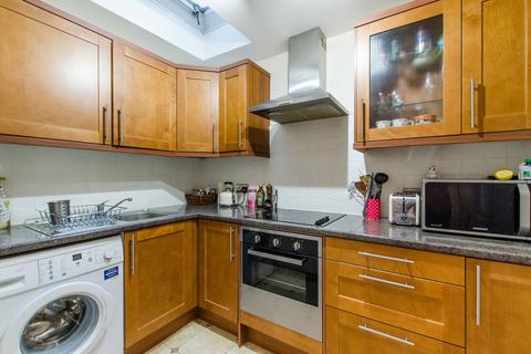3 Beverley Close, London, SW11 2DF