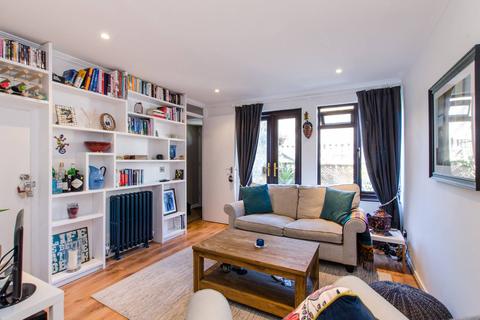 3 Beverley Close, London, SW11 2DF