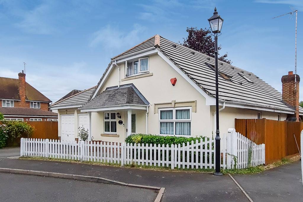 Fielding Gardens, SL3, Slough, SL3 4 bed detached house £1,000,000