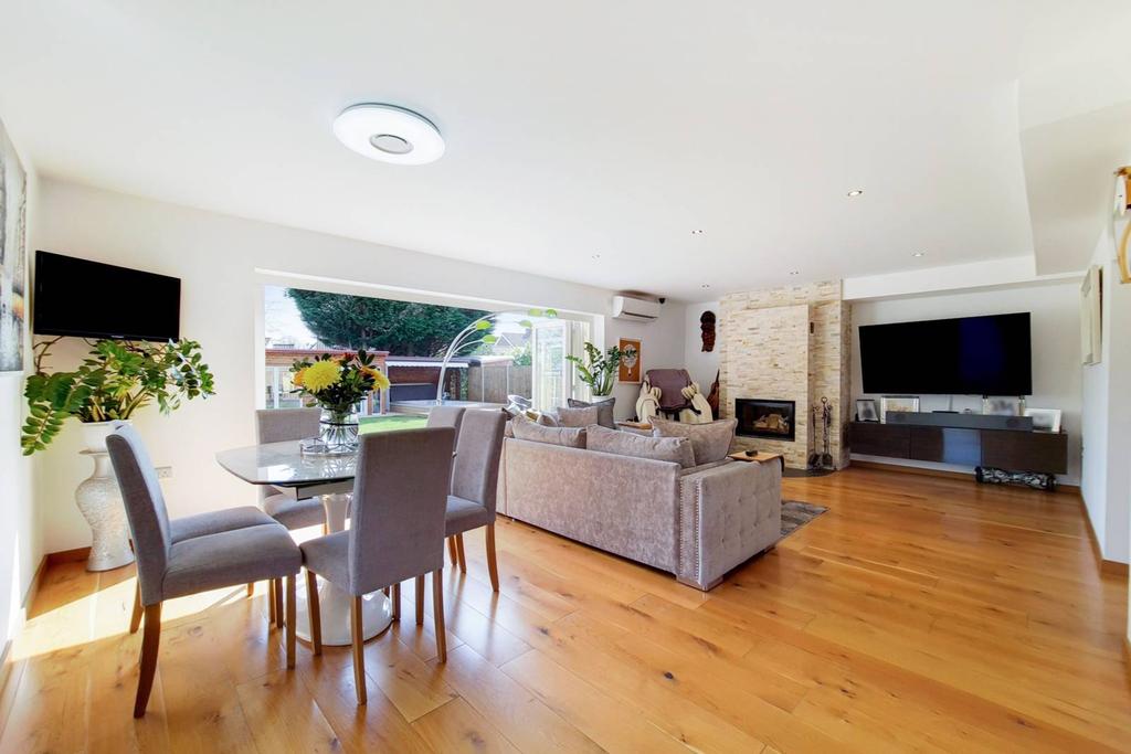 Hayesford Park Drive, Bromley, BR2 5 bed detached house £1,100,000