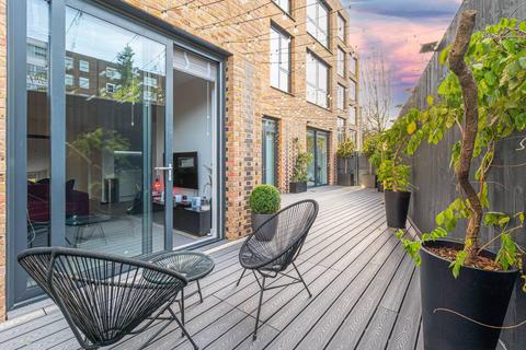 2 bedroom flat for sale - Centric Close, Camden, London, NW1
