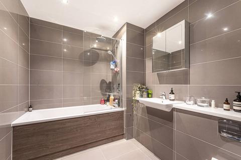 2 bedroom flat for sale - Centric Close, Camden, London, NW1