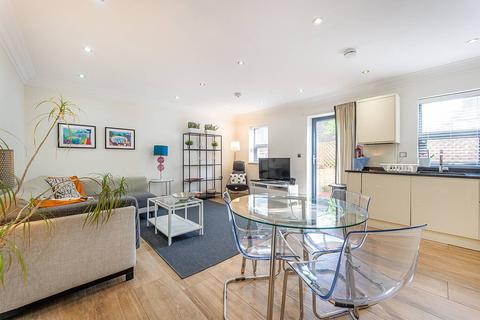 61e Gunnersbury Lane, London, W3 8ED