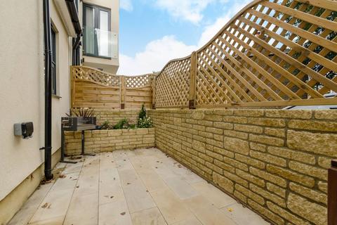 61e Gunnersbury Lane, London, W3 8ED