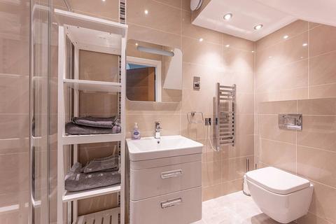 61e Gunnersbury Lane, London, W3 8ED
