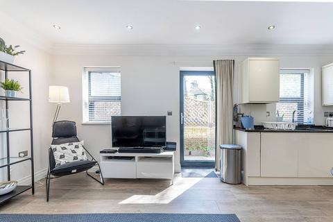 61e Gunnersbury Lane, London, W3 8ED