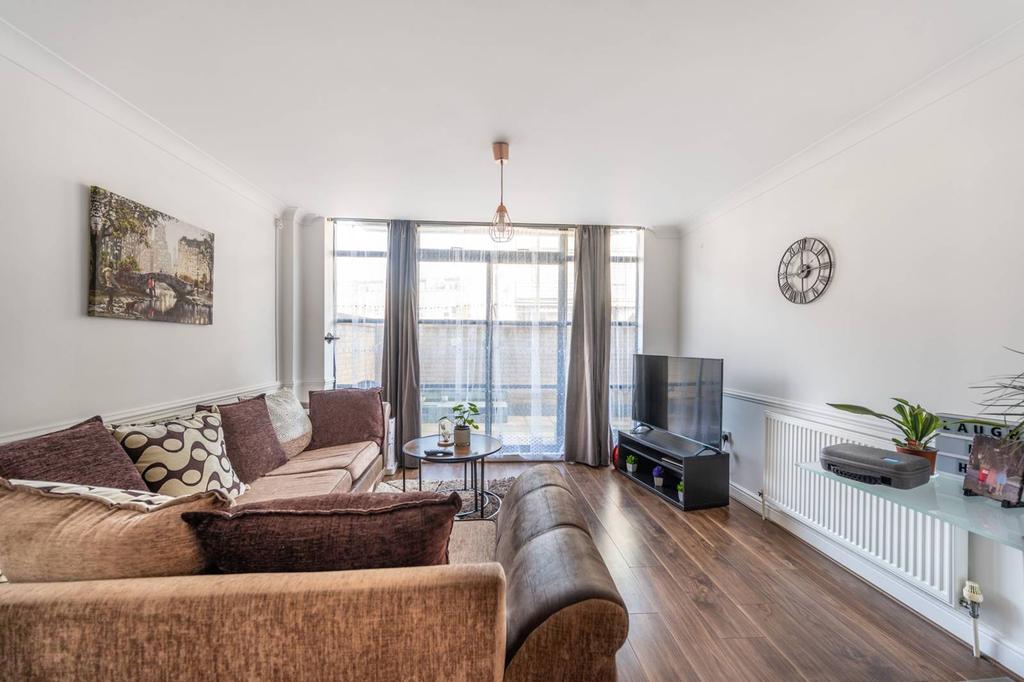 Ferry Quays, Brentford, TW8 1 bed flat £300,000