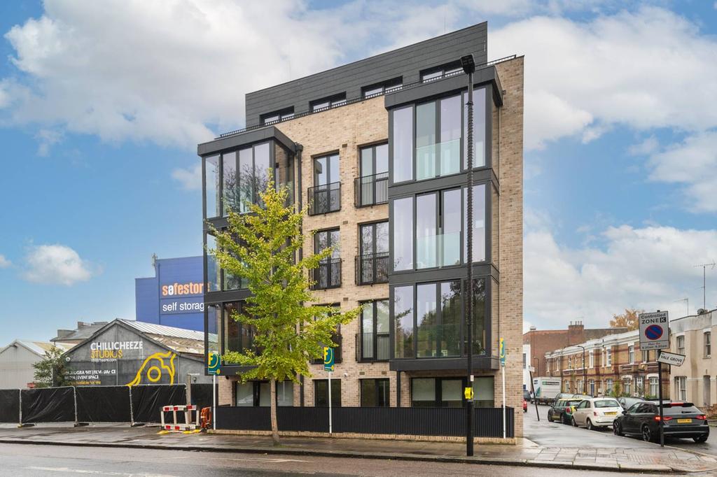 The Vale, Acton, London, W3 3 bed flat £3,750 pcm (£865 pw)