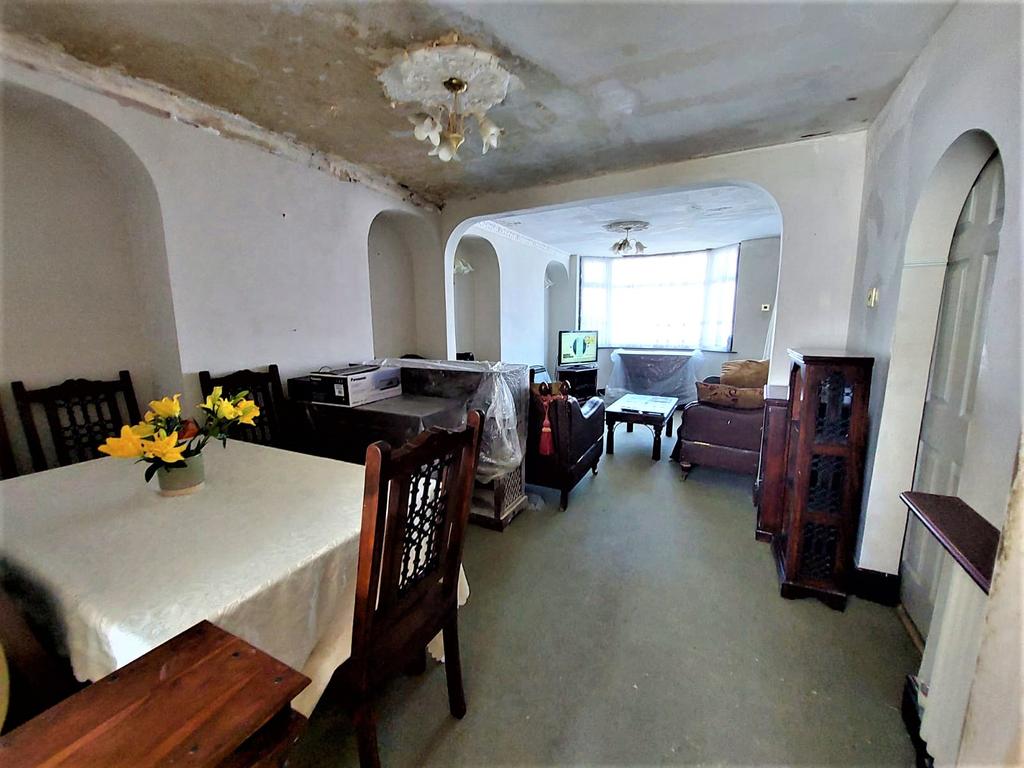 4 - Dining - E T202207121404.jpg