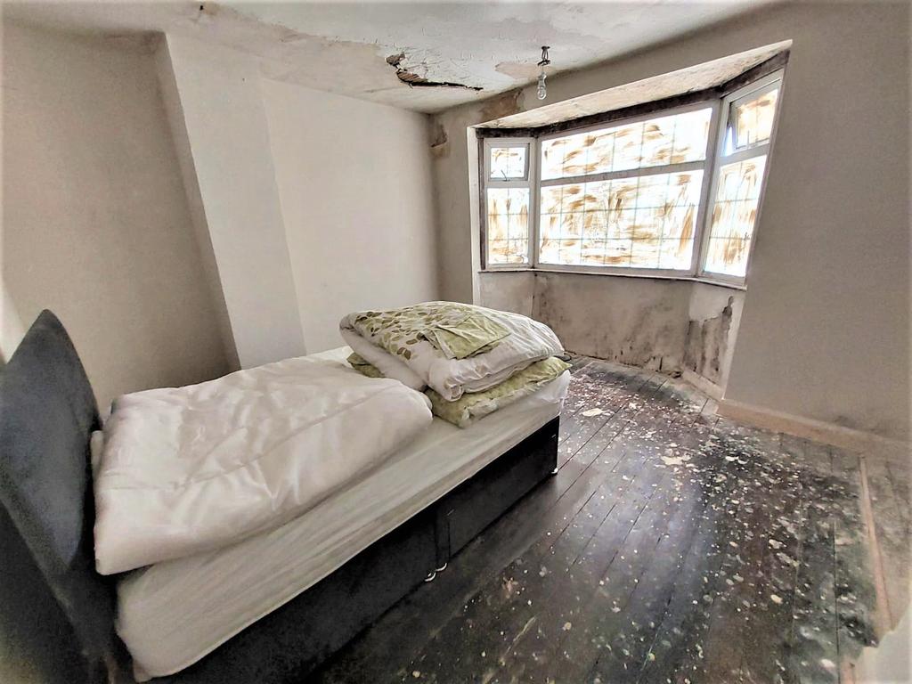 25 - Bedroom - E T202207121404.jpg