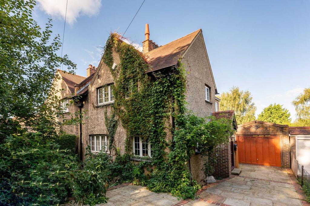 Oaks Road, Shirley, Croydon, CR0 3 bed terraced house £695,000