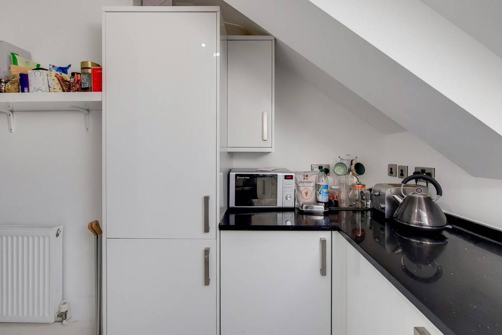 Junction Road, South Croydon, CR2 2 bed flat for sale £300,000