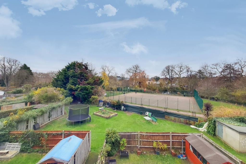 Casino Avenue, North Dulwich, London, SE24 2 bed flat £450,000