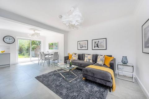 27 Crossway, London, W13 0AX