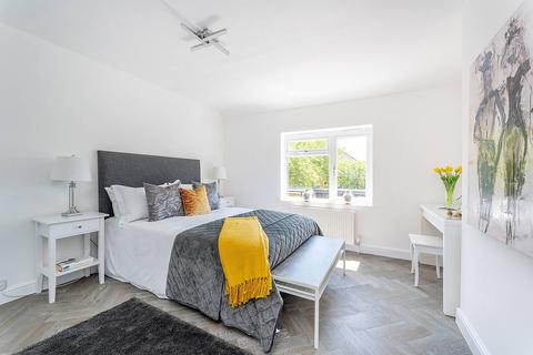 27 Crossway, London, W13 0AX