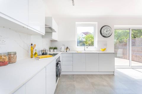 27 Crossway, London, W13 0AX
