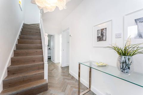 27 Crossway, London, W13 0AX