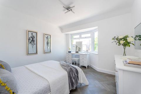 27 Crossway, London, W13 0AX