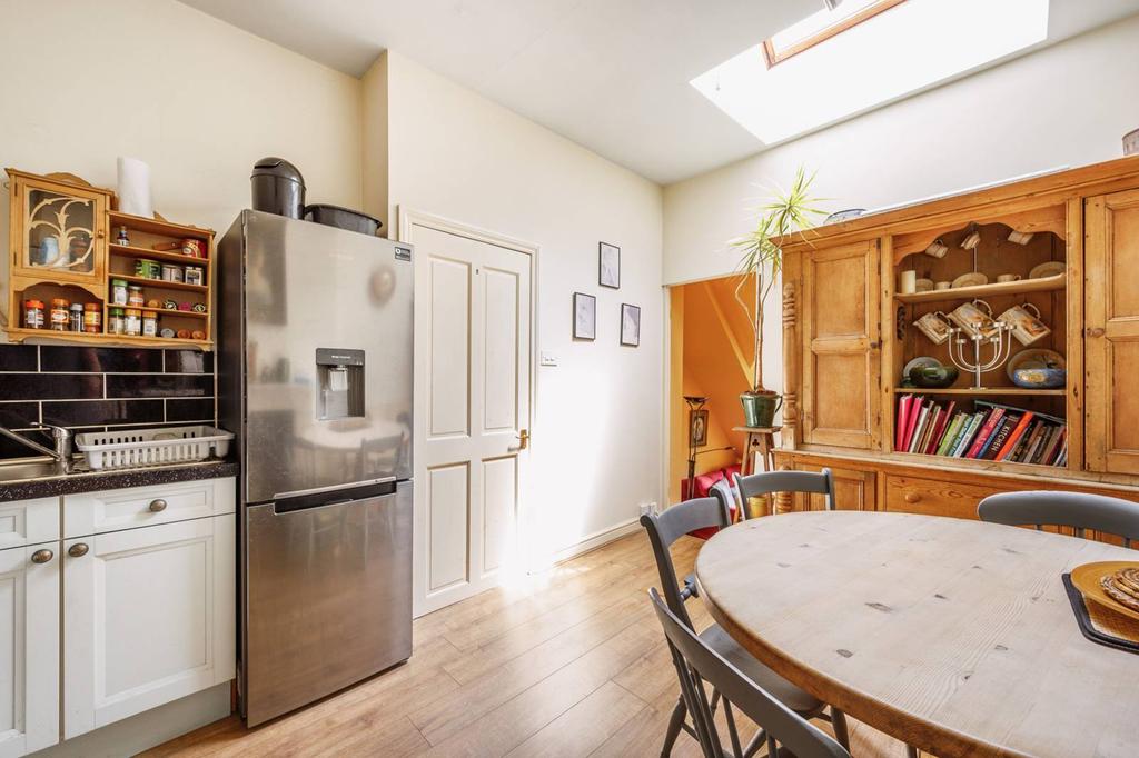 Inglis Road, Ealing Common, London, W5 2 bed flat £475,000