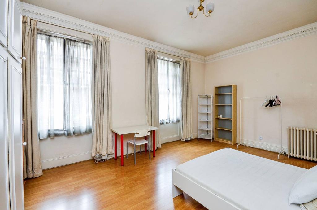 Earls Court Road, Earls Court... 2 bed flat £3,359 pcm (£775 pw)